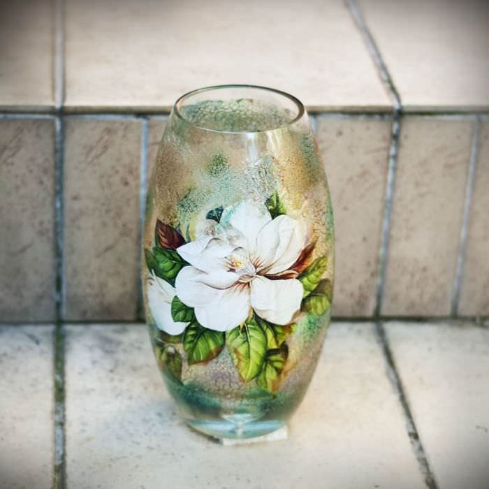 Стеклянная ваза с красивым цветком